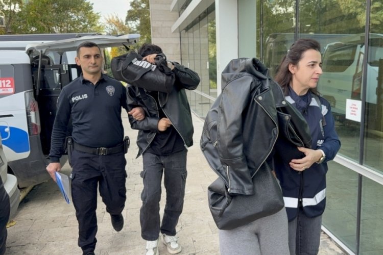 Marketten yiyecek &ccedil;alan hırsızlar yakalandı