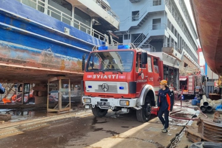 Tersanede bakımda olan gemide yangın paniği!