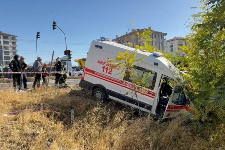 Hastane yolunda kaza: Doktorun aracı ve ambulans &ccedil;arpıştı!