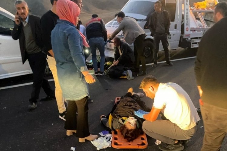 Yakıt tankeri otomobil ile &ccedil;arpıştı! &Ouml;l&uuml; ve yaralılar var...
