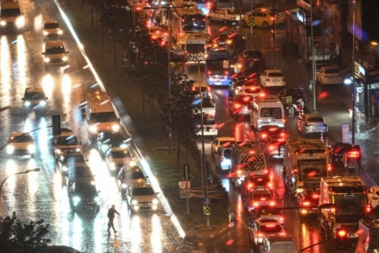 İstanbul'da sağanak: Caddeler g&ouml;le d&ouml;nd&uuml;