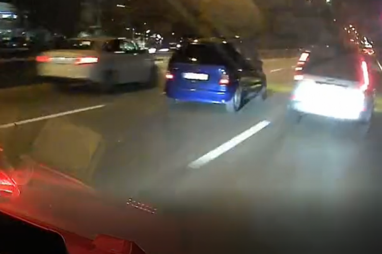 Bursa'da kazaya davetiye &ccedil;ıkaran anlar! 16 kişinin canını tehlikeye attı...