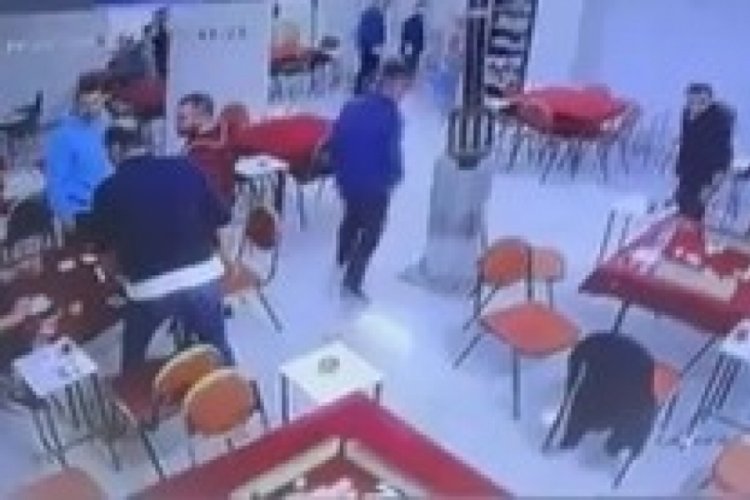 Bursa'da deprem okey oynarken yakaladı! O anlar kamerada...