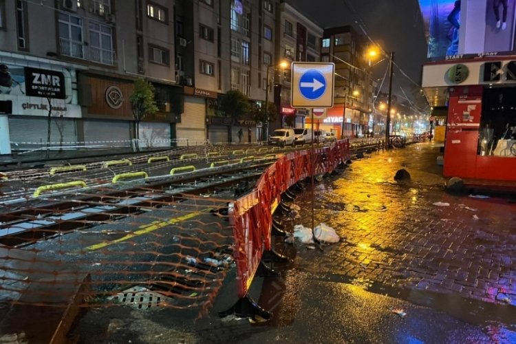 Tramvay yoluna giren ara&ccedil;, raylarda sıkıştı