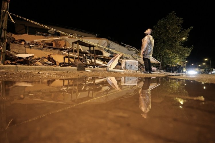 Depremin merkez &uuml;ss&uuml; Sındırgı'da sağanak etkili oluyor