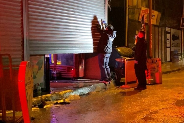 Bursa'da d&uuml;n gece silahlar konuştu! Mermiler kepenge isabet etti...