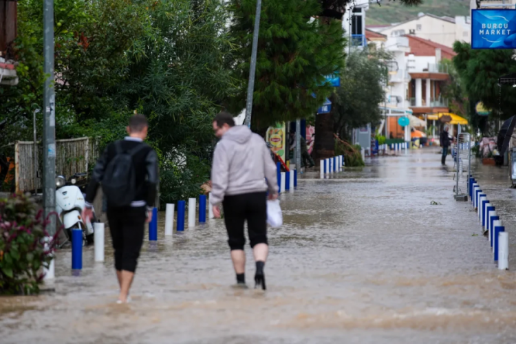 Hava sıcaklığı d&uuml;ş&uuml;yor! Meteoroloji 5 b&ouml;lgeyi uyardı: Sağanak, sel ve fırtınaya dikkat