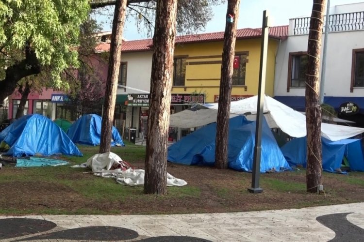 Depremin ardından halk geceyi sokakta ve &ccedil;adırlarda ge&ccedil;irdi