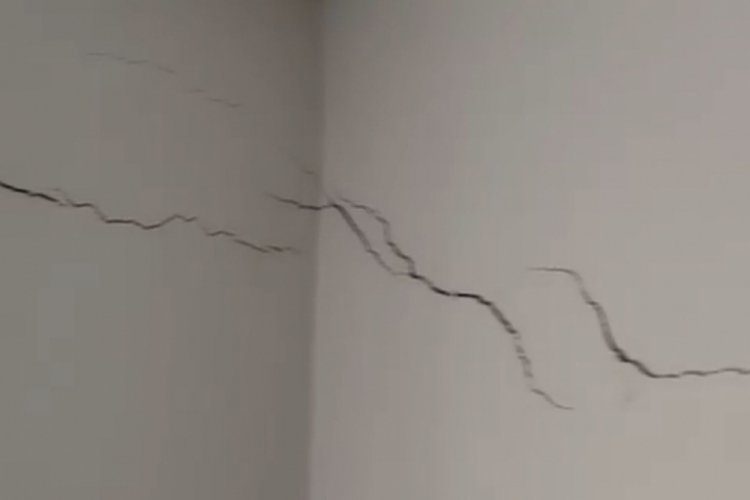 Şiddetli deprem sonrası Bursa'da bir ev boydan boya &ccedil;atladı!