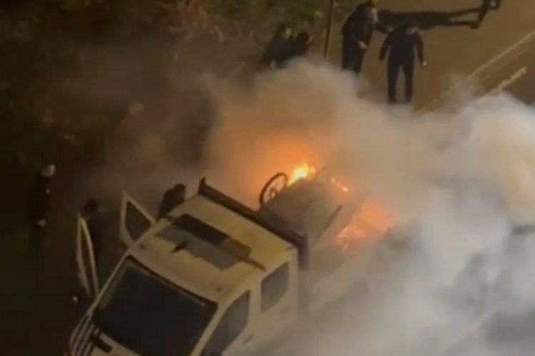 Seyyar satıcı zabıta aracını ateşe verdi