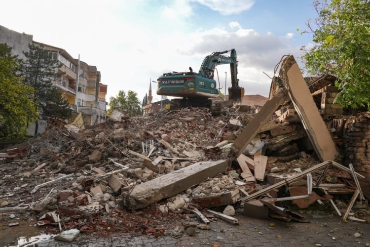Depremde yıkılan binaların enkazı kaldırılıyor