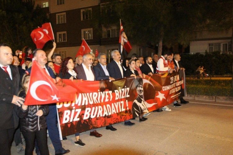 Bursa'da sağanak yağışa rağmen Cumhuriyet Bayramı Fener Alayı y&uuml;r&uuml;y&uuml;ş&uuml; yapıldı