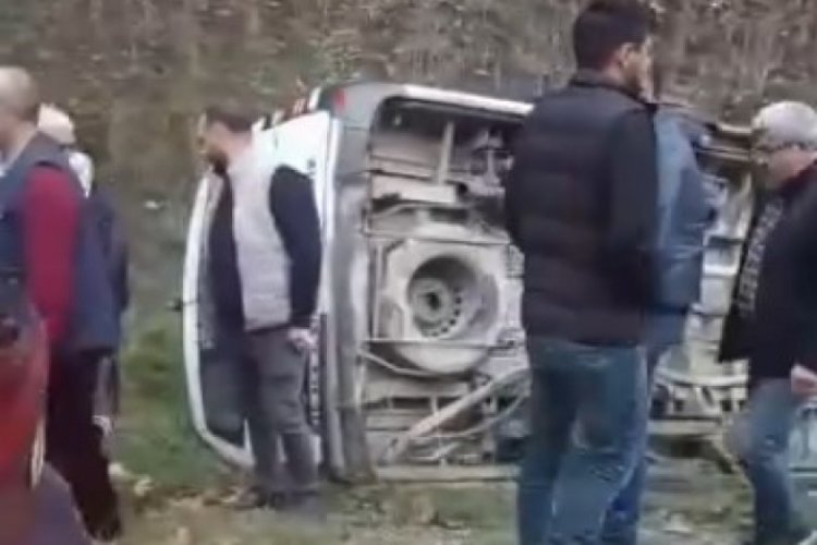 Bursa'da feci kaza! Yolcu minib&uuml;s&uuml; devrildi...