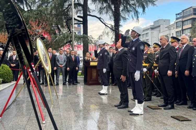 Bursa'da Cumhuriyet'in 102. yıl kutlamaları &ccedil;elenk takdimiyle başladı!
