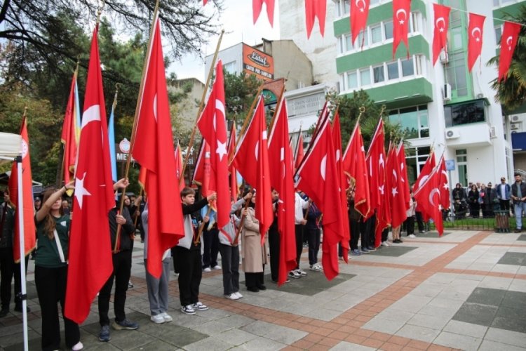 Orhangazi'de Cumhuriyet Bayramı kutlamaları &ccedil;elenk sunma t&ouml;reni ile başladı!