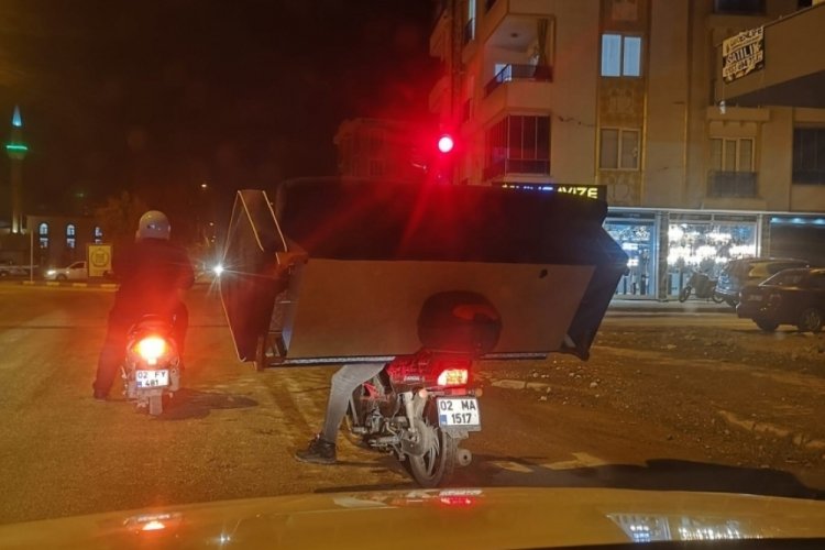 Motosikletle koltuk taşıyan yabancı uyruklu s&uuml;r&uuml;c&uuml; cezadan ka&ccedil;amadı