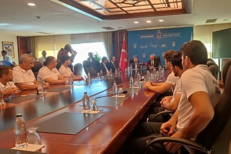 Mansur Yavaş, ABB ASKİ Spor'un d&uuml;nya şampiyonları ile bir araya geldi