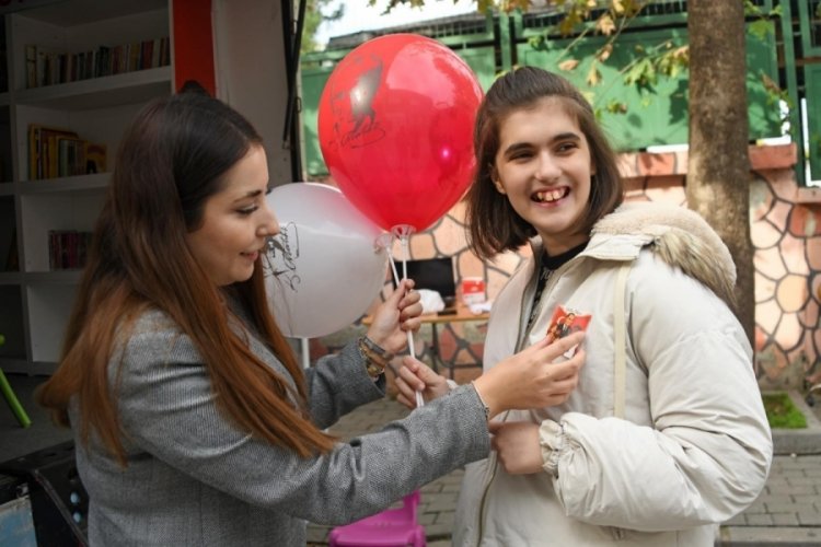 Bursa'da Cumhuriyet'in 102. Yılı 'Gezici K&uuml;t&uuml;phane' ile kutlandı