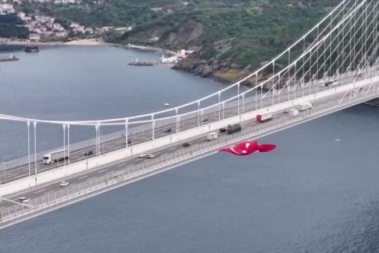 İstanbul Boğazı kırmızı-beyaza b&uuml;r&uuml;nd&uuml;