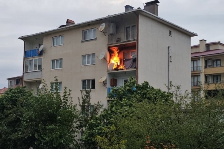Balkonda &ccedil;ıkan yangın evi k&uuml;le &ccedil;eviriyordu