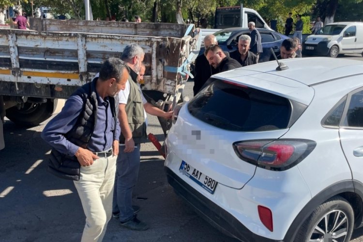 Tırın dorsesi otomobilin teker b&ouml;l&uuml;m&uuml;ne takıldı