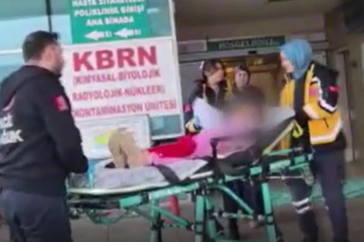Bursa'da y&uuml;rekleri ağza getiren kaza! &Ccedil;ocuk kapının altında kaldı...
