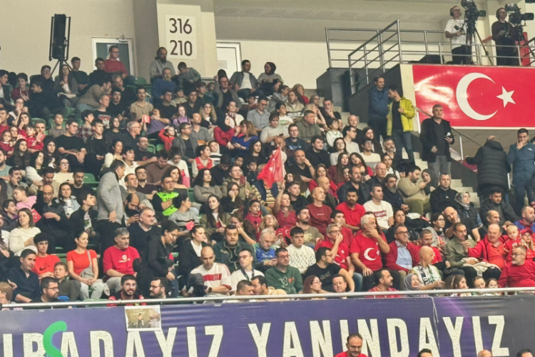 Bursa'da maç öncesi 29 Ekim Cumhuriyet Bayramı coşkusu! 