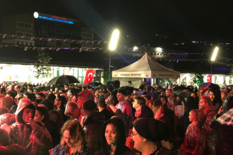 Yağmur altında Cumhuriyet coşkusu! Bursa Zeynep Bastık'ı bekliyor...