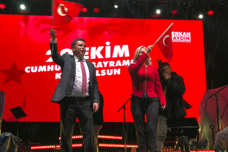 Başkan Aydın: "Cumhuriyetimizi her koşulda kutlayan gen&ccedil;ler umudumuz"