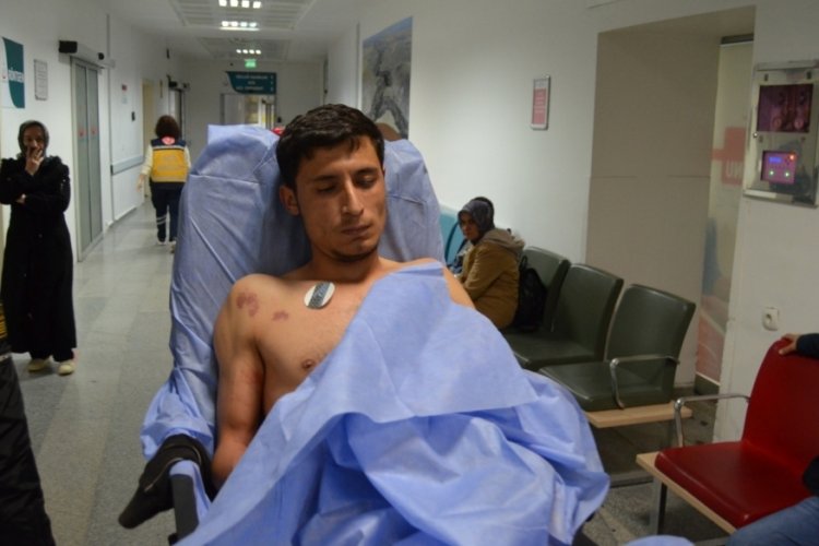 Sokakta tartıştığı kişiyi sırtından bı&ccedil;akladı