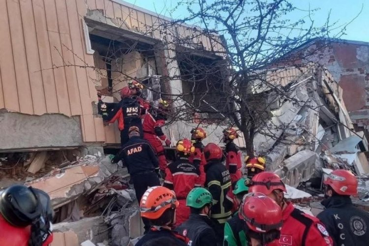 Gebze'de 7 katlı bina &ccedil;&ouml;kt&uuml;! Enkazın altında kalanlar var: Bakan Ali Yerlikaya'dan a&ccedil;ıklama...
