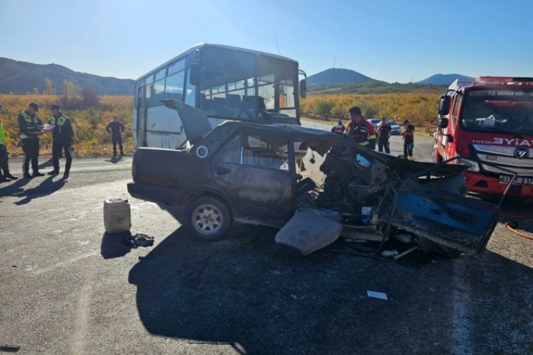 Tarım iş&ccedil;ilerini taşıyan midib&uuml;s otomobille &ccedil;arpıştı! Bilan&ccedil;o ağır...