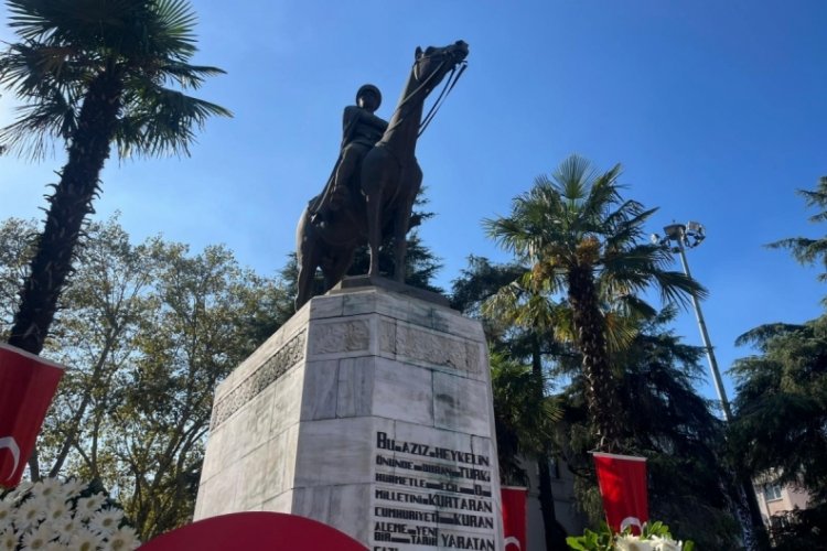 Herkes &ouml;n&uuml;nden ge&ccedil;miştir ama... Bursa'daki Atat&uuml;rk Heykeli'nin şaşırtıcı hikayesi!
