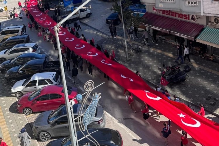 Bursa'da dev T&uuml;rk Bayrağı &ouml;ğrencilerin omzunda taşındı...