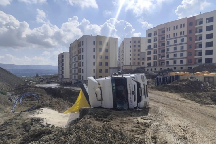Bozuk yol kazası: Kum y&uuml;kl&uuml; kamyon devrildi!