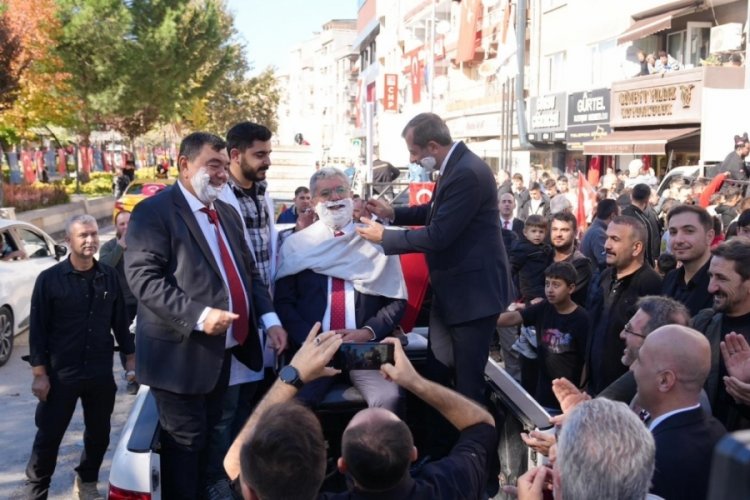 Bursa'da b&ouml;yle kutlama g&ouml;r&uuml;lmedi! Başkan kaymakamı tıraş etti