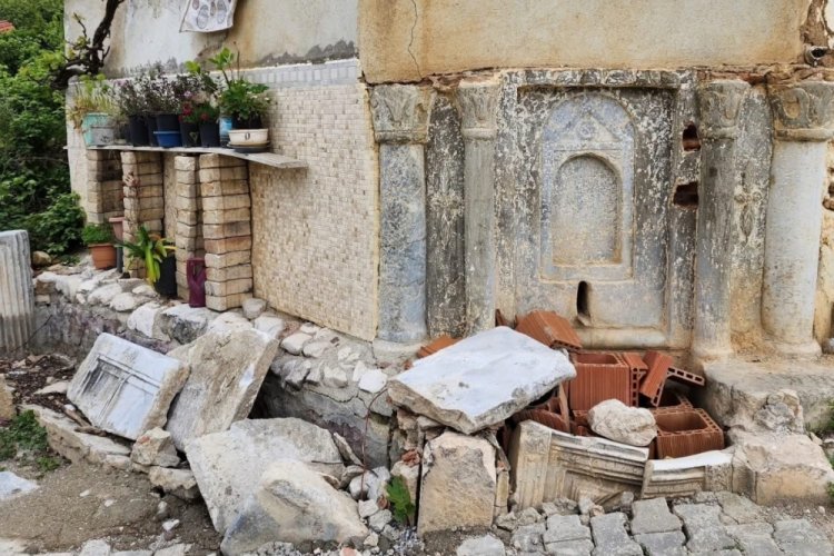 Bursa'da tarihi &ccedil;eşmeye zarar verdiler!