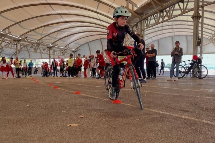 Nil&uuml;fer'de Cumhuriyet marşları eşliğinde pedal &ccedil;evirdiler