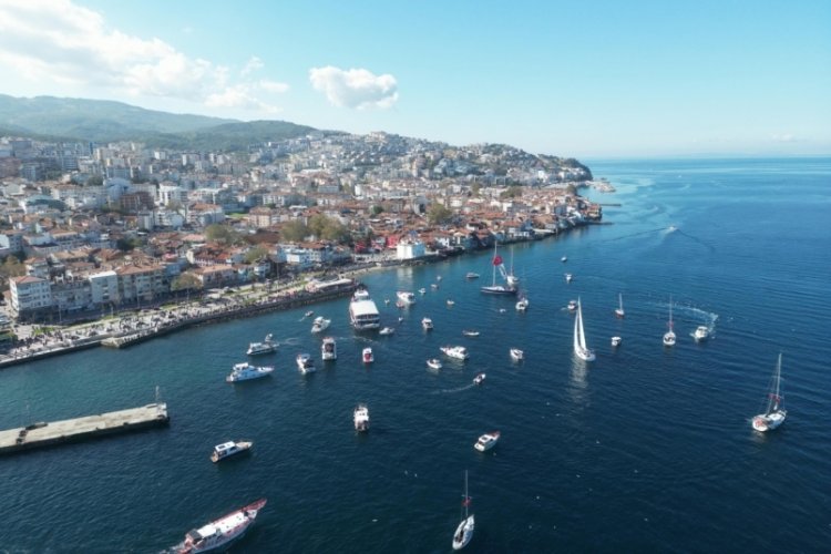 Bursa'da onlarca tekne kortej yaptı