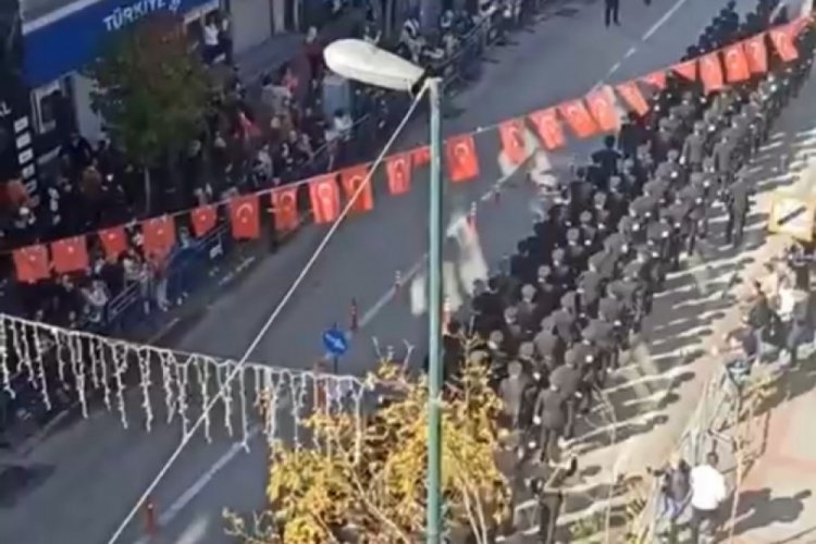 Bursa'da askeri okul &ouml;ğrencilerinin y&uuml;r&uuml;y&uuml;ş&uuml; alkış aldı! O anlar kamerada...