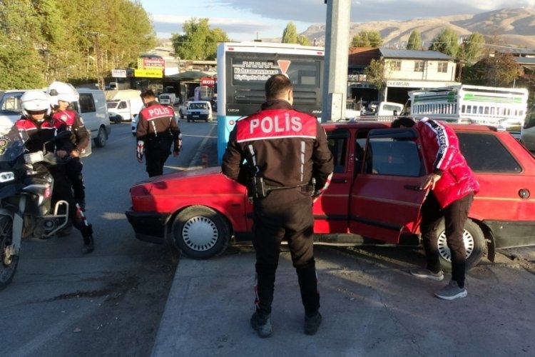 Polisin "dur" ihtarına uymadı, ka&ccedil;arken kaza yaptı: Ara&ccedil;ta uyuşturucu ele ge&ccedil;irildi