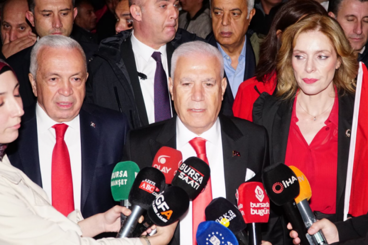 102. yıl coşkusu sokaklara taştı... Bursa'da Cumhuriyet y&uuml;r&uuml;y&uuml;ş&uuml;!