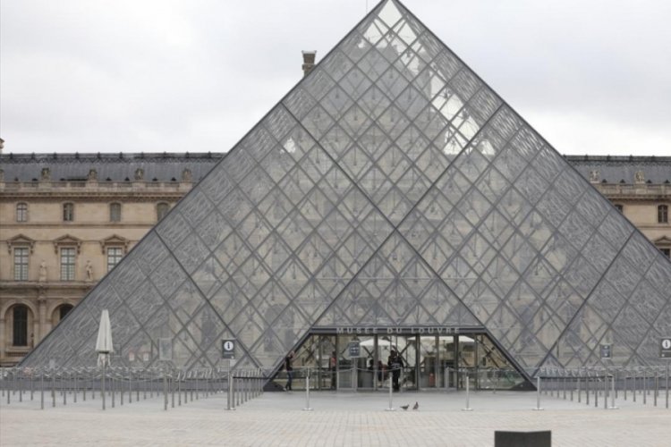 Louvre M&uuml;zesi'nde &ccedil;alınan eserler hen&uuml;z bulunamadı