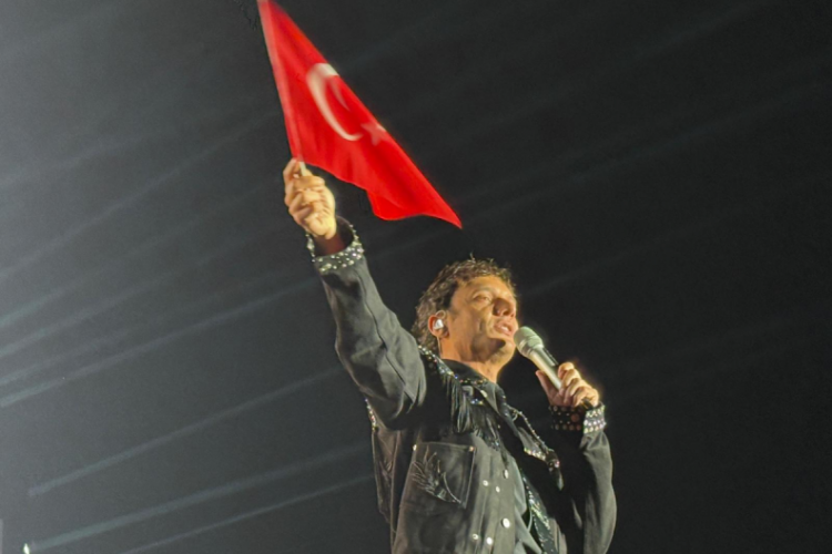 Edis'ten unutulmaz konser! Bursa hikayesiyle 50 bin kişiyi etkiledi...