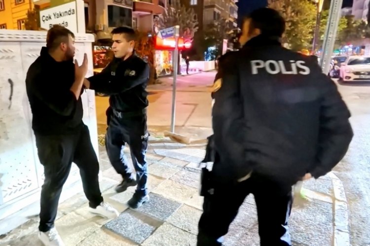 Alkoll&uuml; şahıs ara&ccedil;lara saldırdı! Polise "&Ouml;ld&uuml;r&uuml;n beni" diye bağırdı...