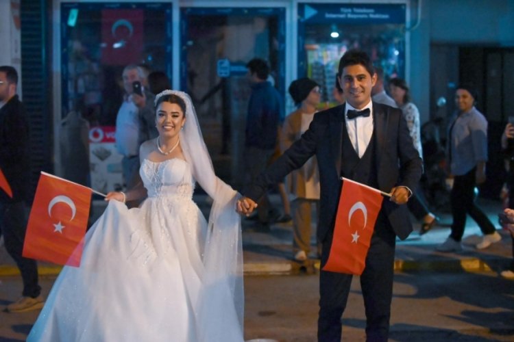 Gelinlik ve damatlıkla Cumhuriyet kutlamasına katıldılar