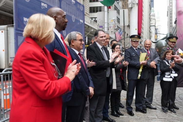 New York'ta T&uuml;rk ve Amerikan bayrakları g&ouml;ndere &ccedil;ekildi