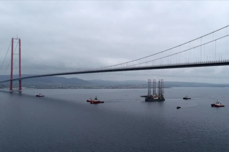 &Ccedil;anakkale Boğazı'nda dev gemi arızalandı