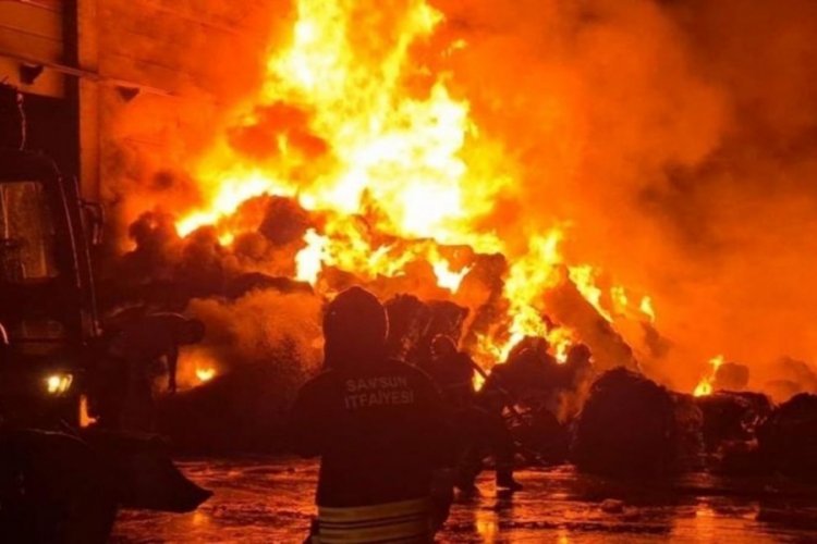 Samsun'da fabrika yangını! Alevler sı&ccedil;radı...
