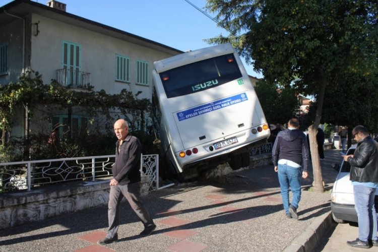 Minib&uuml;s evin bah&ccedil;esine girdi